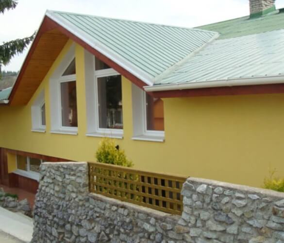 Rekonštrukcia rodinného domu s novou fasádou a strechou realizovaná stavebnou firmou Žilina